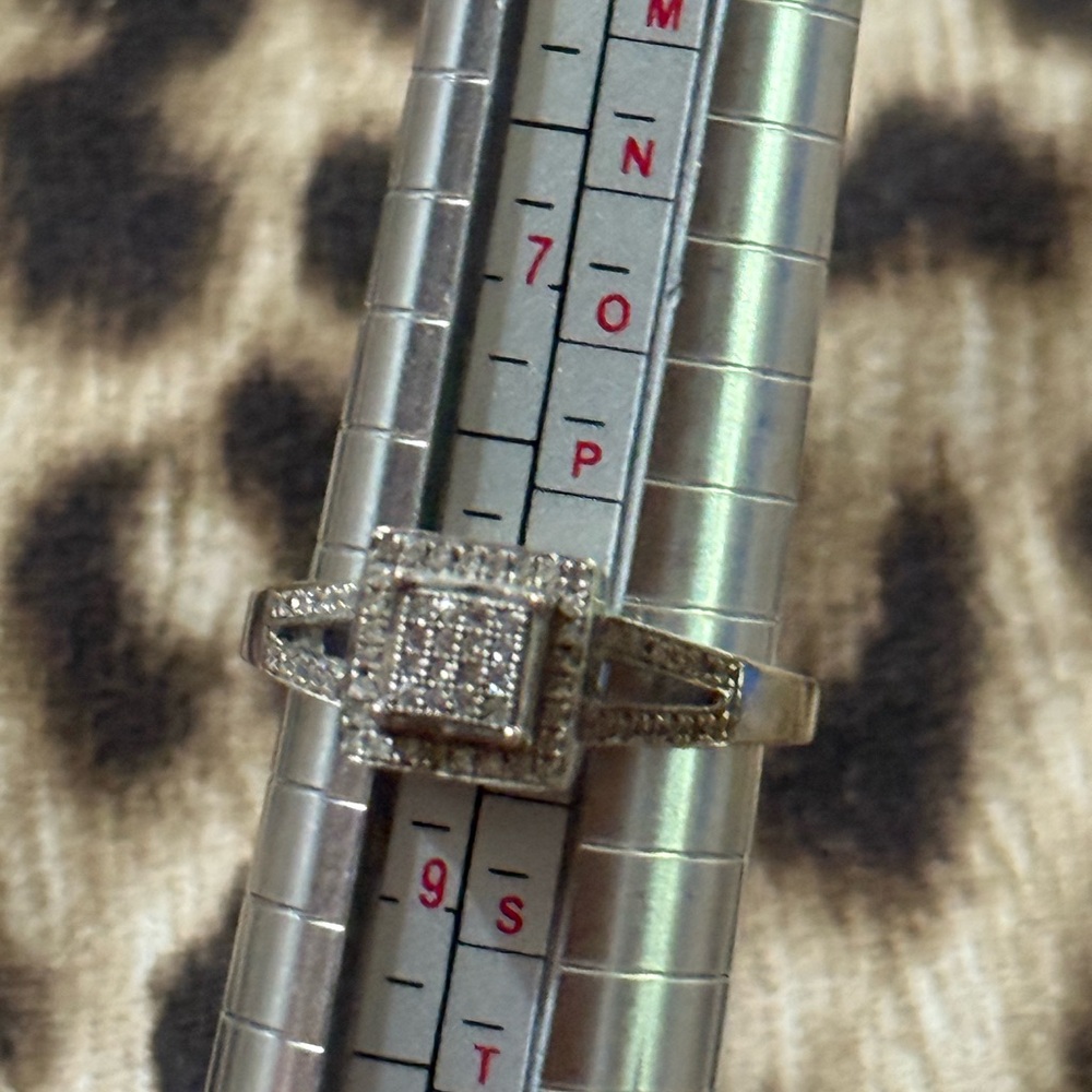 Elegant Silver Ring With Square Design - image 3